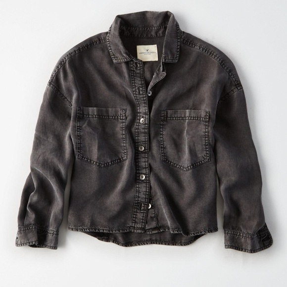 American Eagle Outfitters Tops - American Eagle Cropped Button-Down Shirt